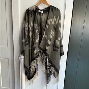 Geometric Patterned Gray and Cream Wrap